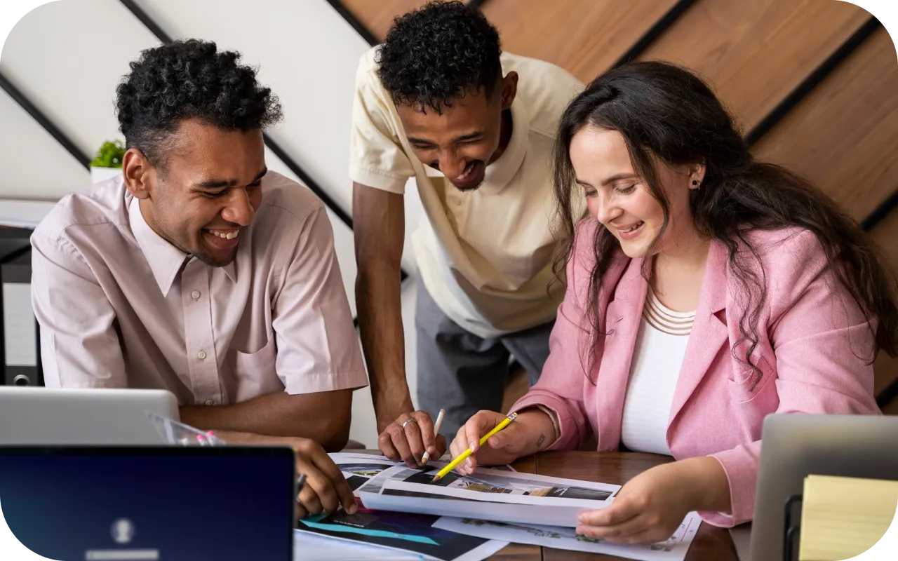 Foto de funcionários olhando relatórios sobre a mesa