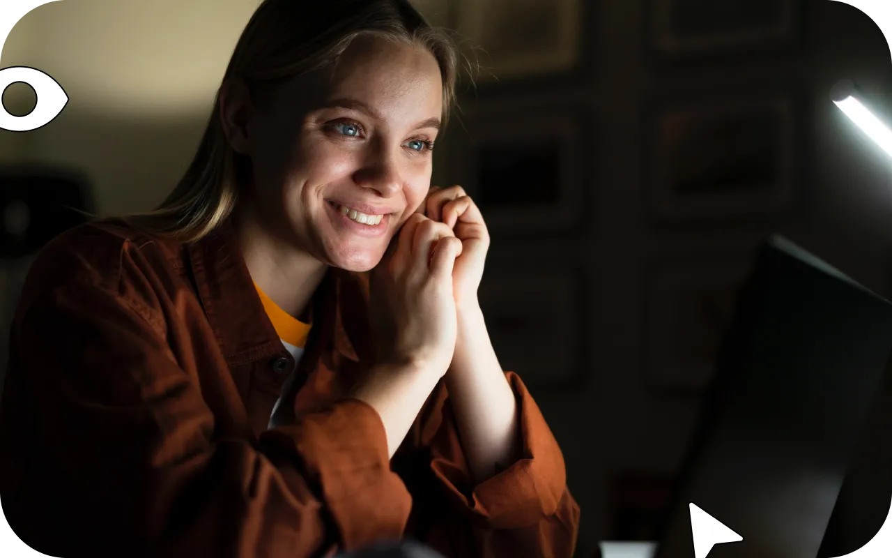 Fotografia de uma mulher em frente ao computador