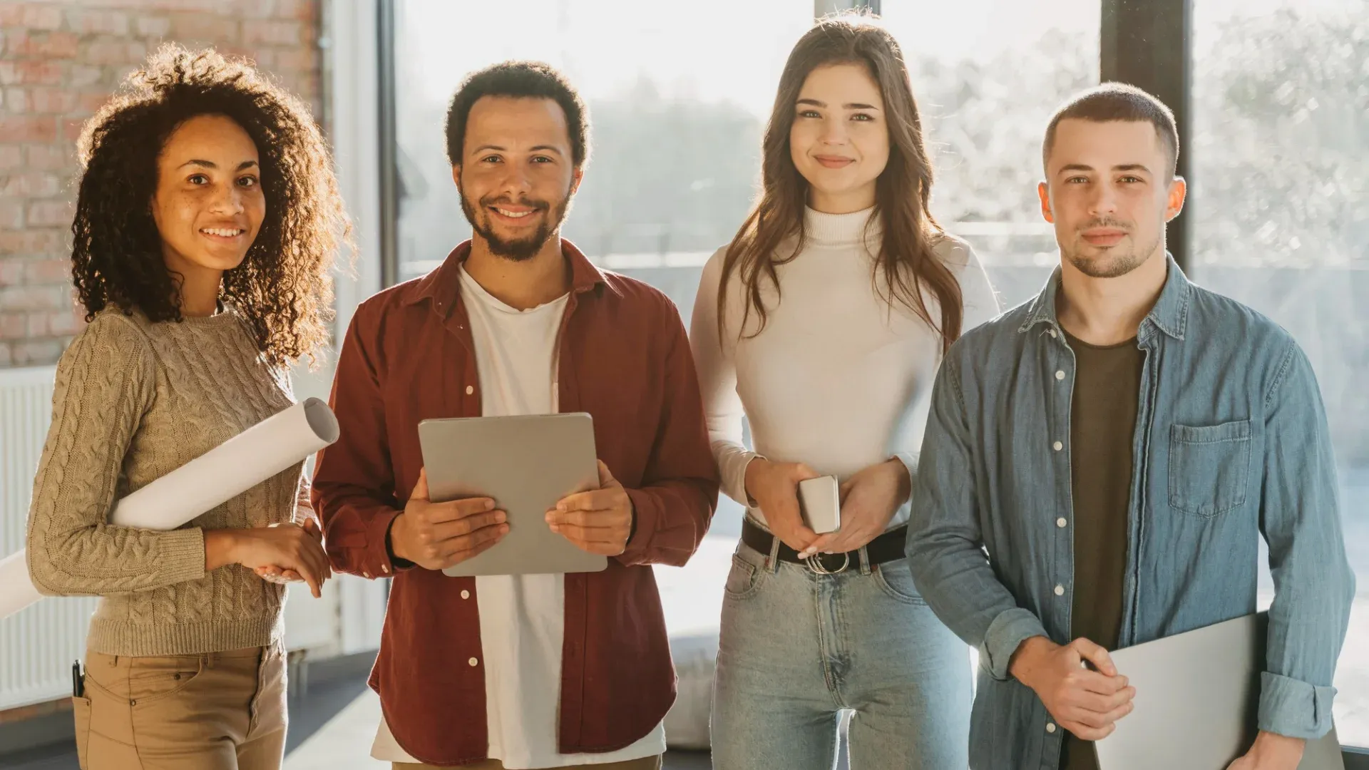 Fotografia de jovens em um escritório
